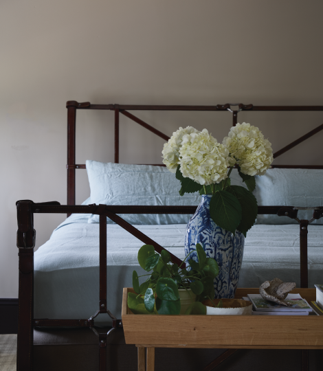 Bed-with-flowers